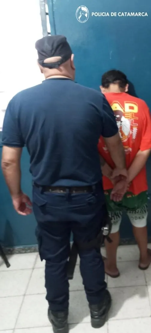 Una joven fue alcanzada por una bengala mientras miraba por la ventana de su casa y sufrió graves quemaduras
