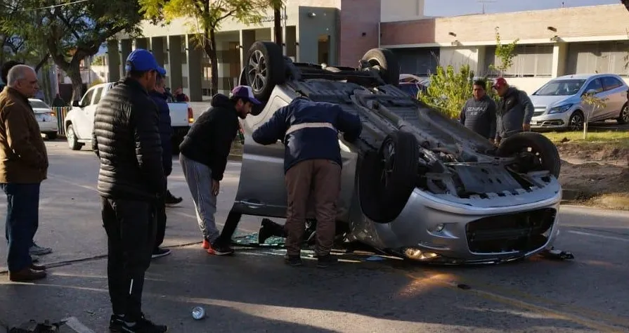 Una joven mujer resultó lesionada en un siniestro vial