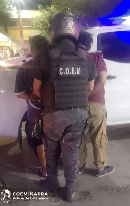 Una joven sintió que algo le caminaba en el pelo, lo revisó y se llevó el susto de su vida