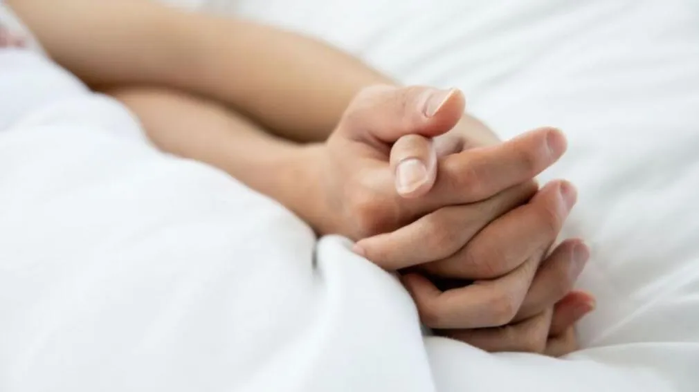 Una jovencita agarró a escobazos a su pareja
