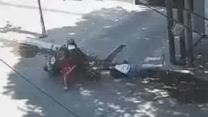 Una monja fue arrastrada por un motochoro y la dejó tendida en la calle