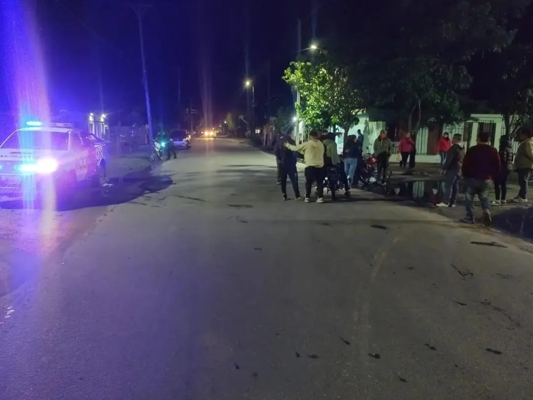 Una moto y un auto colisionaron