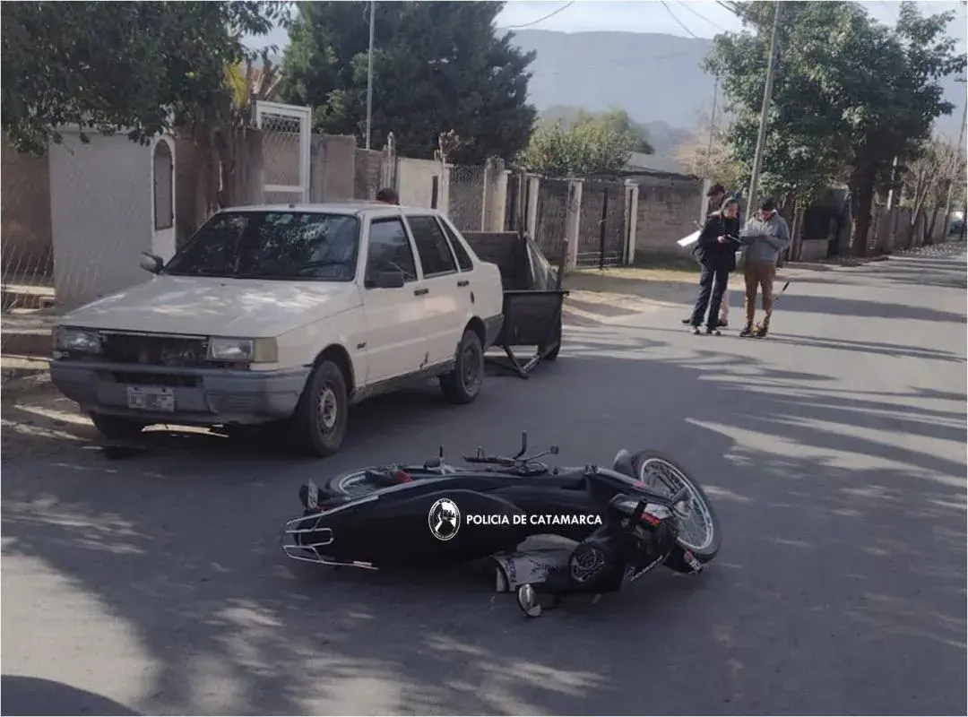 Una motociclista chocó contra un carro