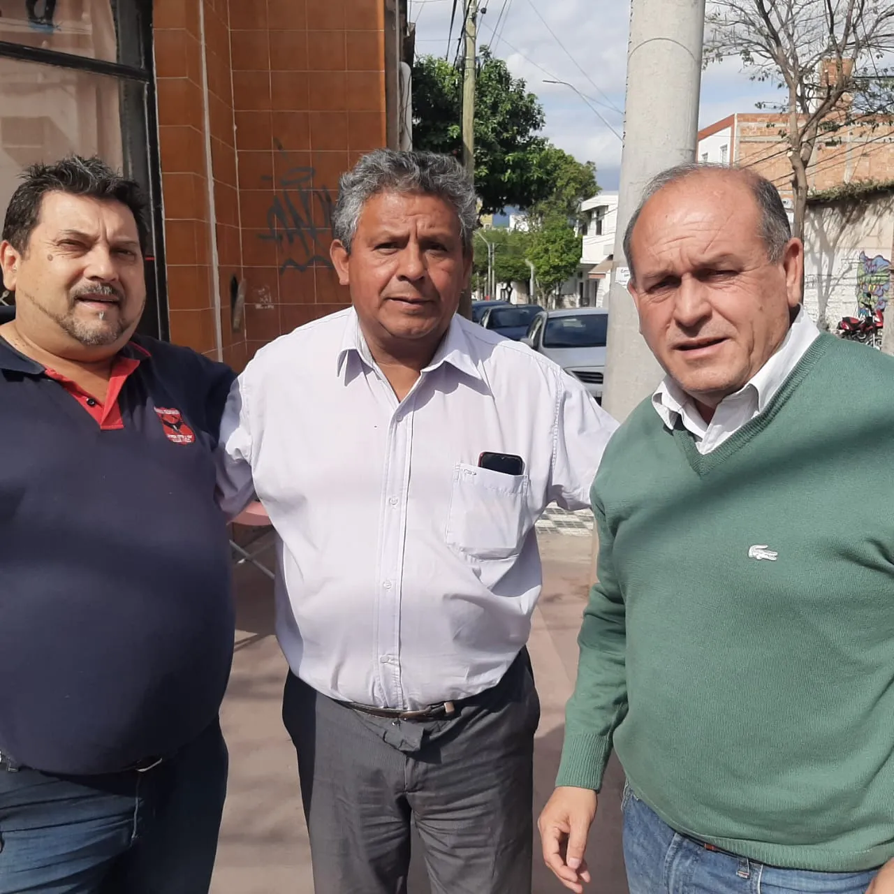 Una motociclista chocó contra un poste del alumbrado público