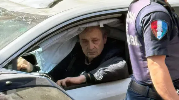 Una mujer agredió a sus hermanos y le destrozó el vehículo
