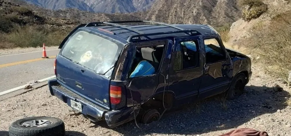 Una mujer amenazó al dueño del local y causó destrozos