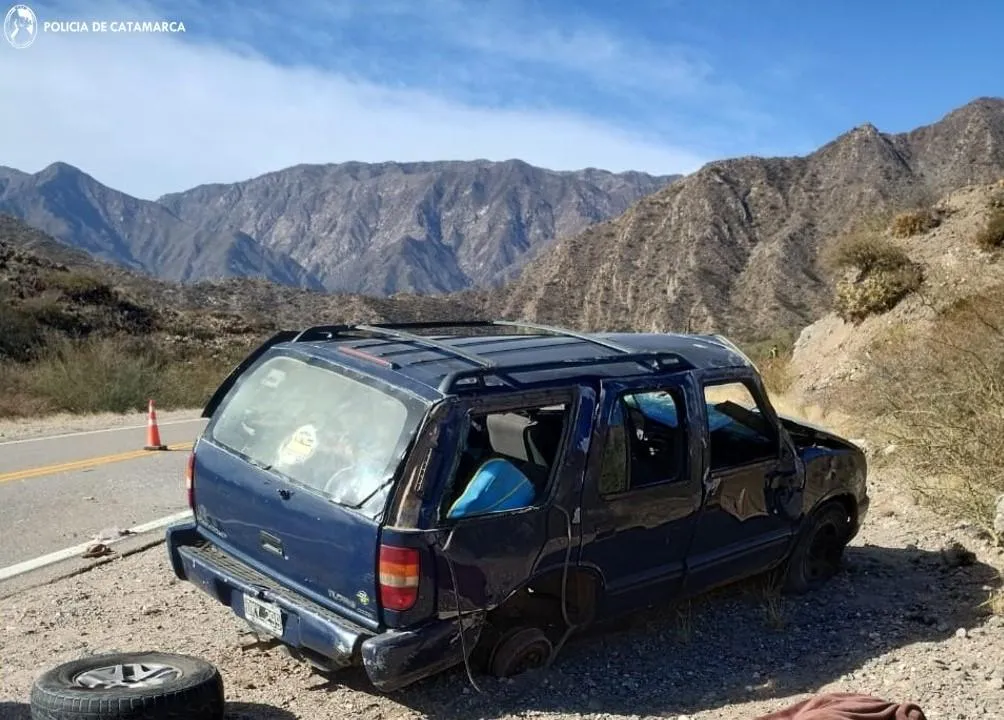Una mujer amenazó al dueño del local y causó destrozos