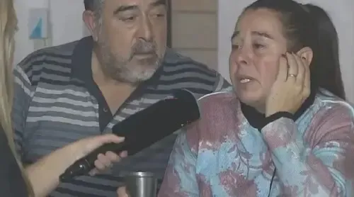 Una mujer chocó un auto que estaba esperando el semáforo