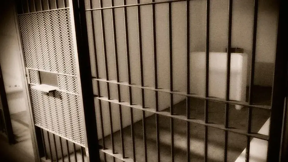 Una mujer denunció que un policía la abusó sexualmente cuando estaba detenida