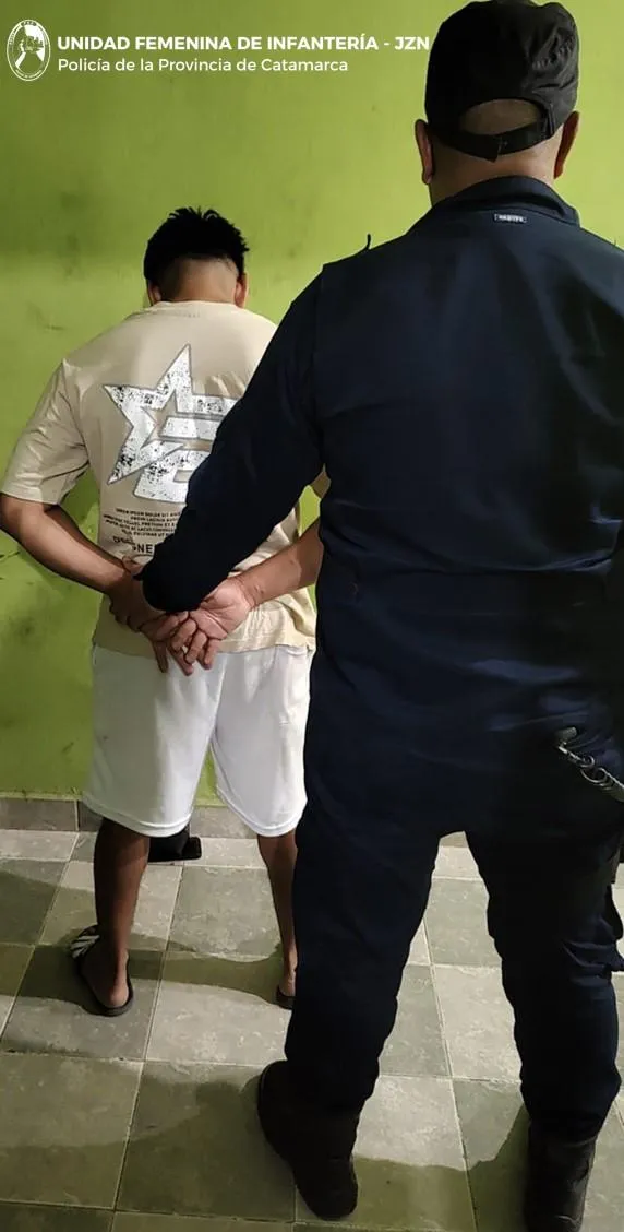 Una mujer entró a su casa y le dio una golpiza