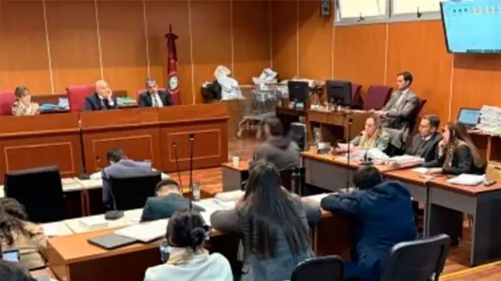 Una mujer fue embestida por un automóvil