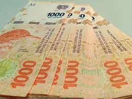Una mujer le puso un cuchillo en la garganta y su pareja le robó el dinero de la recaudación