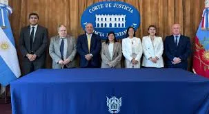 Una pareja simuló una escena romántica para robar un restaurante