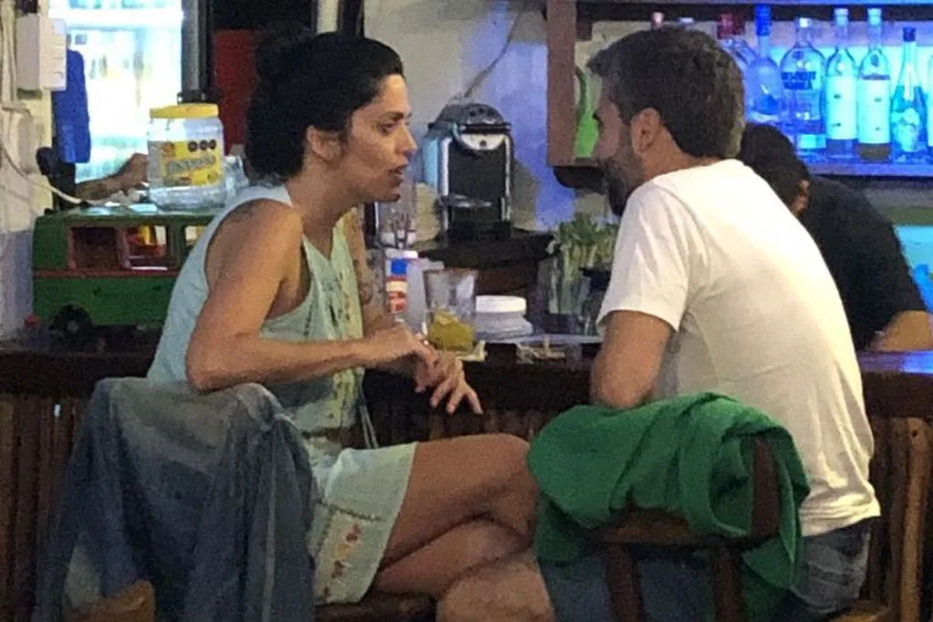 Una profesora se inició en el poliamor y escribió un libro sobre su experiencia