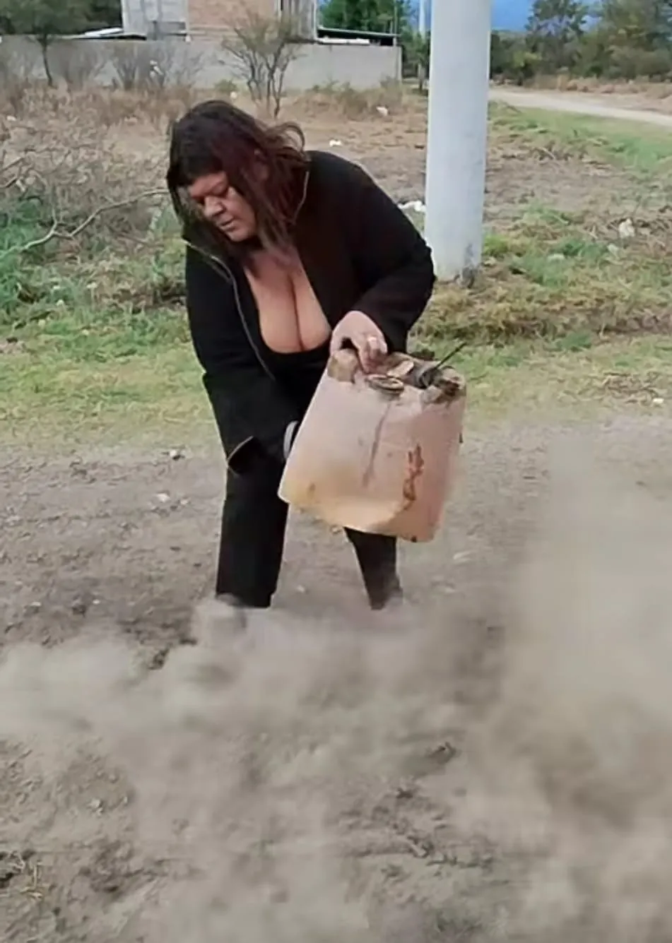 Vecina se puso en "modo bacheadora" ante la inoperancia del municipio