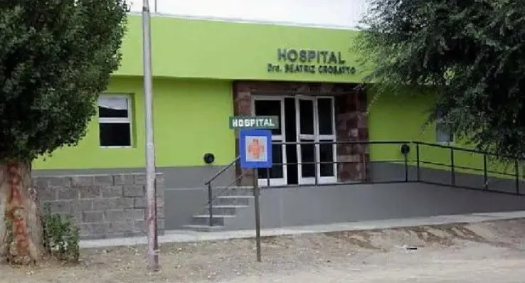 Vecinos casi linchan a un policía y le prendieron fuego al patrullero