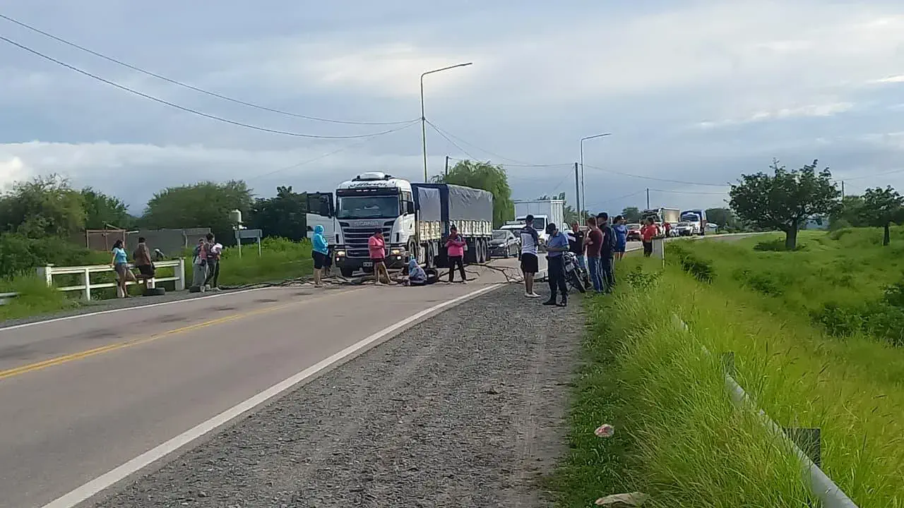 Vecinos cortan Ruta