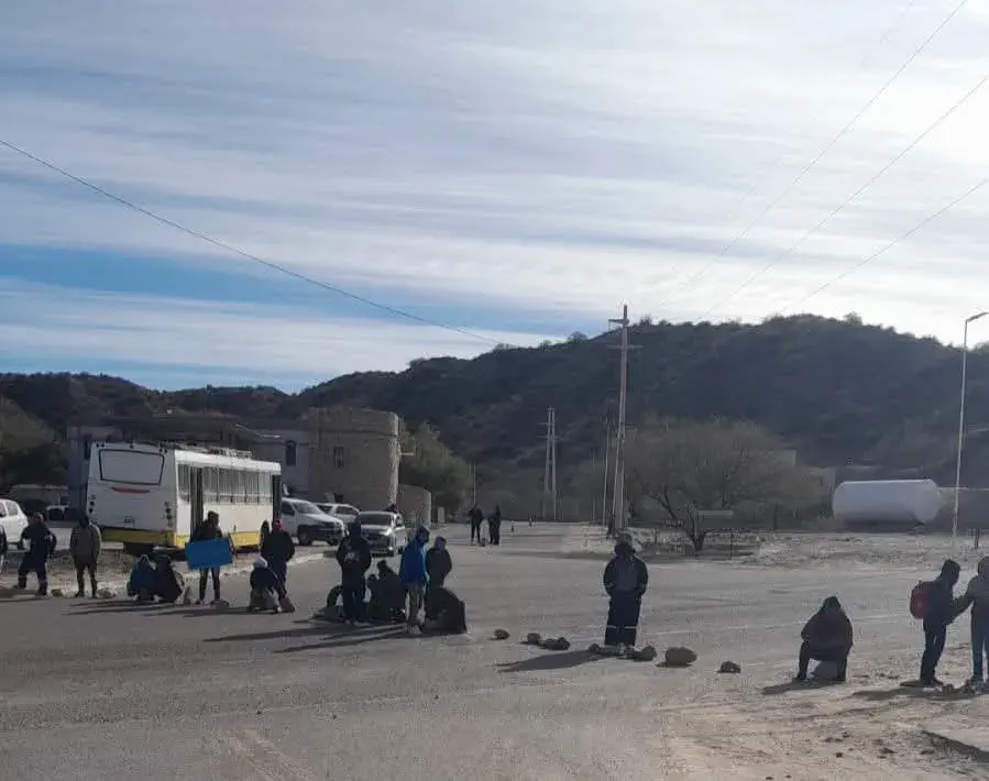 Vecinos cortan ruta en reclamo de puestos de trabajo