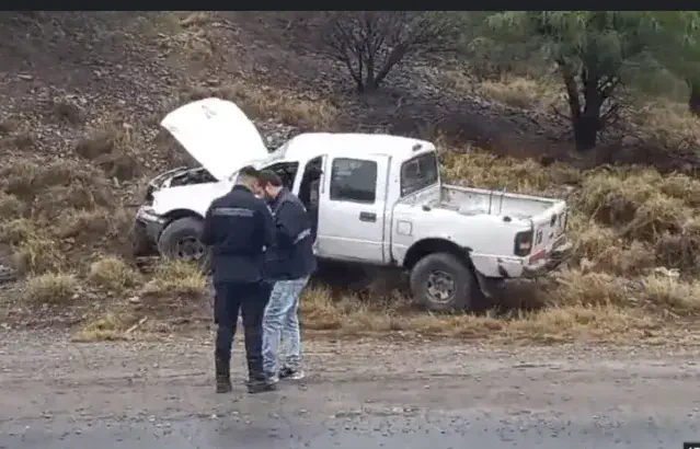 Vehículo oficial chocó contra la loma: el conductor fue trasladado de urgencia al Hospital