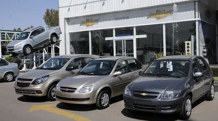Autos exhibidos frente al local de una concesionaria oficial de vehiculos.