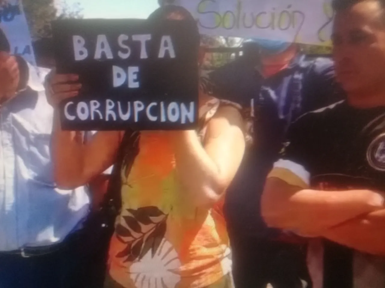 Video: tiburón saltó arriba de una embarcación y causó terror entre tripulantes