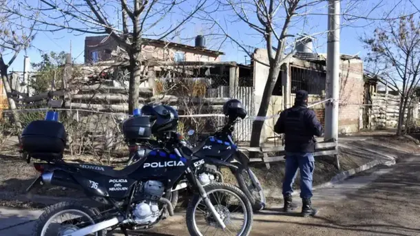 Video: un patrullero cruzó el semáforo en rojo, chocó a un motociclista y lo dejó en coma