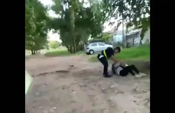 VIDEO: Violento accionar de policías contra motociclista que no quiso firmar una multa