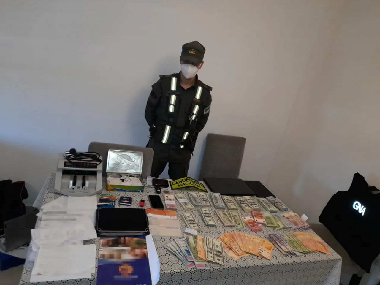 Violencia extrema: Un joven intentó agredir físicamente con una botella a una mujer en un local