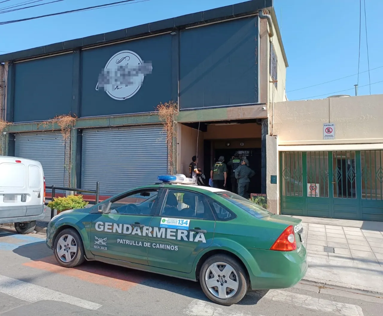Violencia extrema: Un joven intentó agredir físicamente con una botella a una mujer en un local