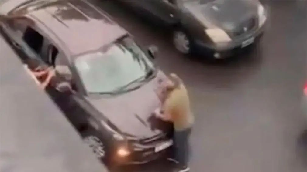 Violenta discusión: destrozó el vidrio de un auto y luego intentó atropellar al conductor