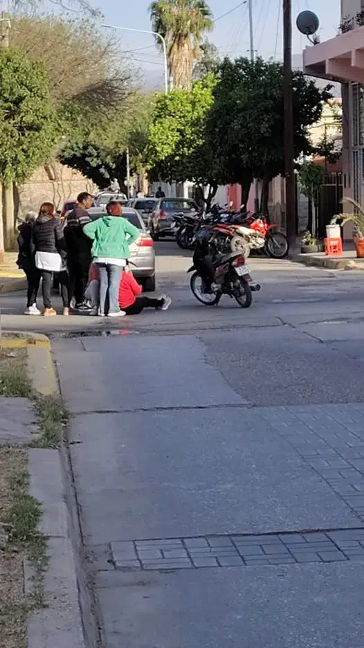Violento choque entre una moto y un auto