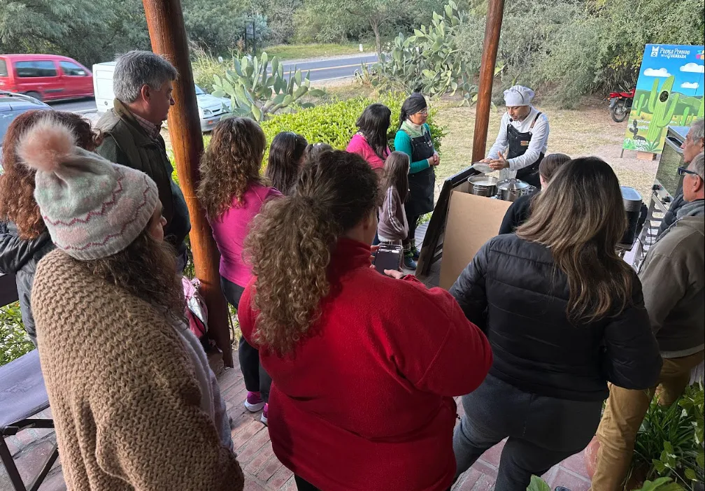 Violó la perimetral, se colgó del auto de su ex y gritó “sos mía o de nadie”