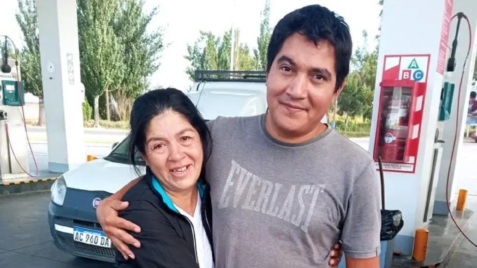 Viralizan un video de Lali Espósito en medio de una fiesta a los “besos” con Lola Índigo