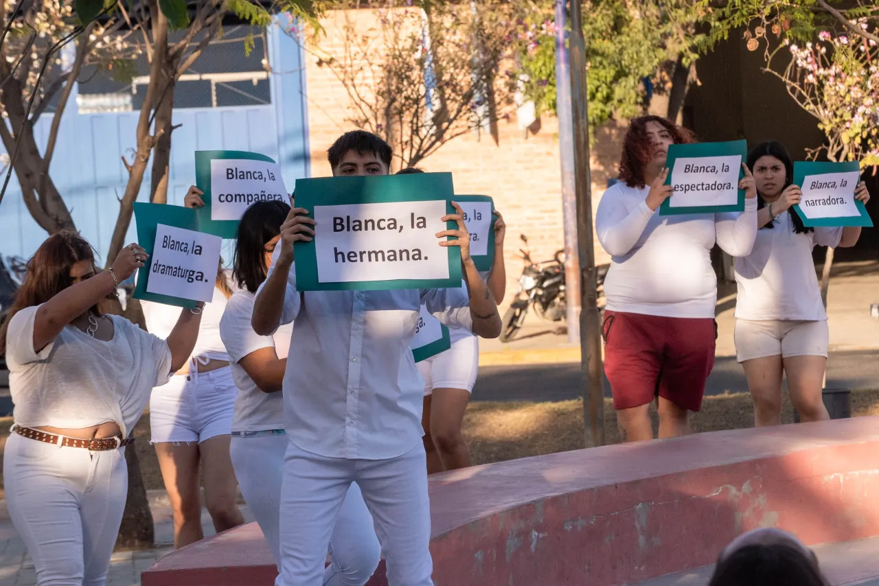 Viralizaron la foto de una docente y la acusaron de “quita maridos”