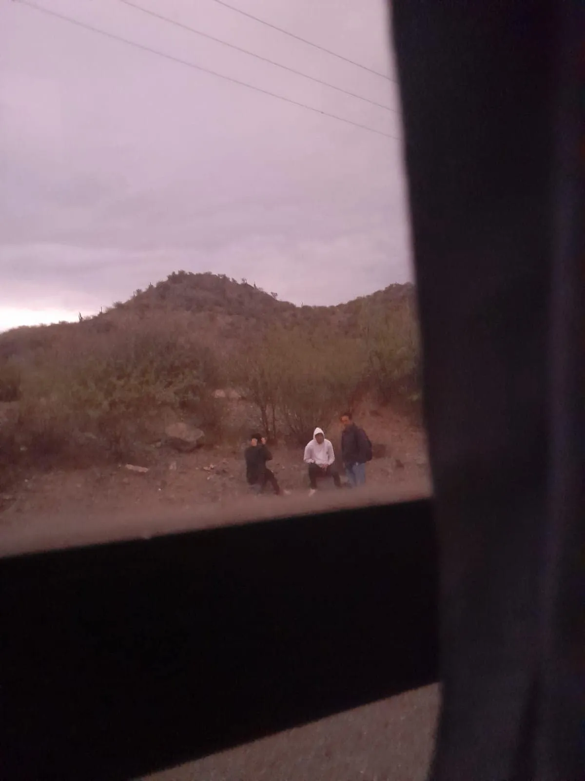 Volcó un acoplado y los vecinos se llevaron los fiambres que transportaba: video