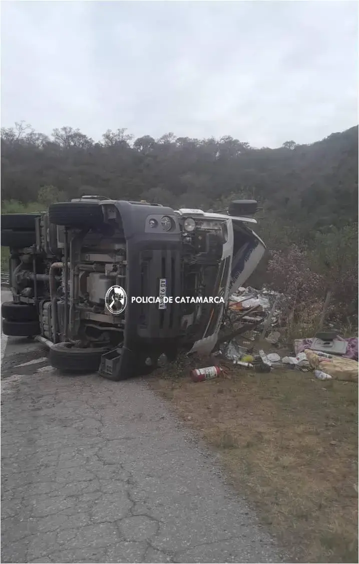 Volcó un camión que transportaba cajas de vino