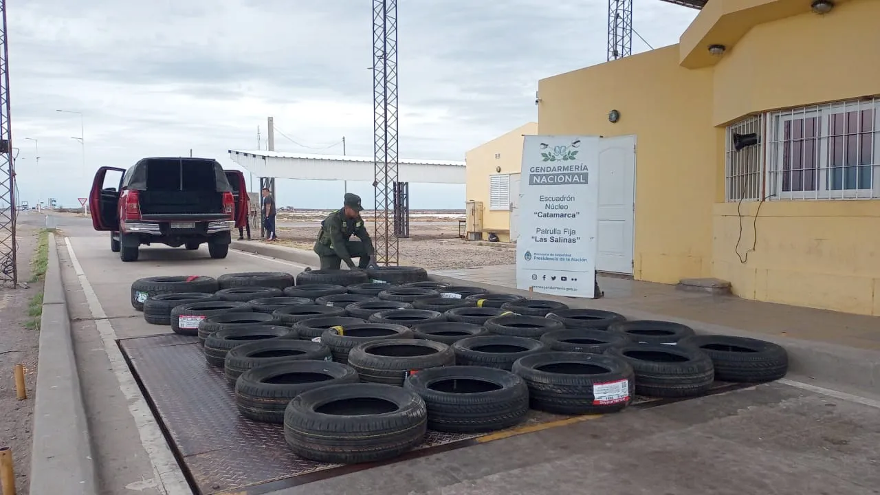 Volcó un camión y su conductor quedó atrapado en la cabina
