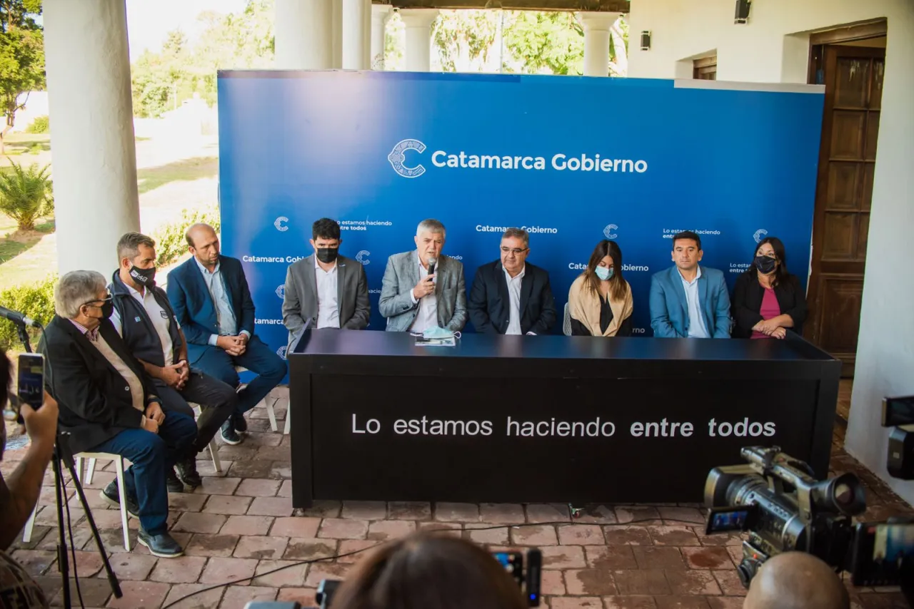 Vuelco en Ambato: cayó a un precipicio de 15 metros
