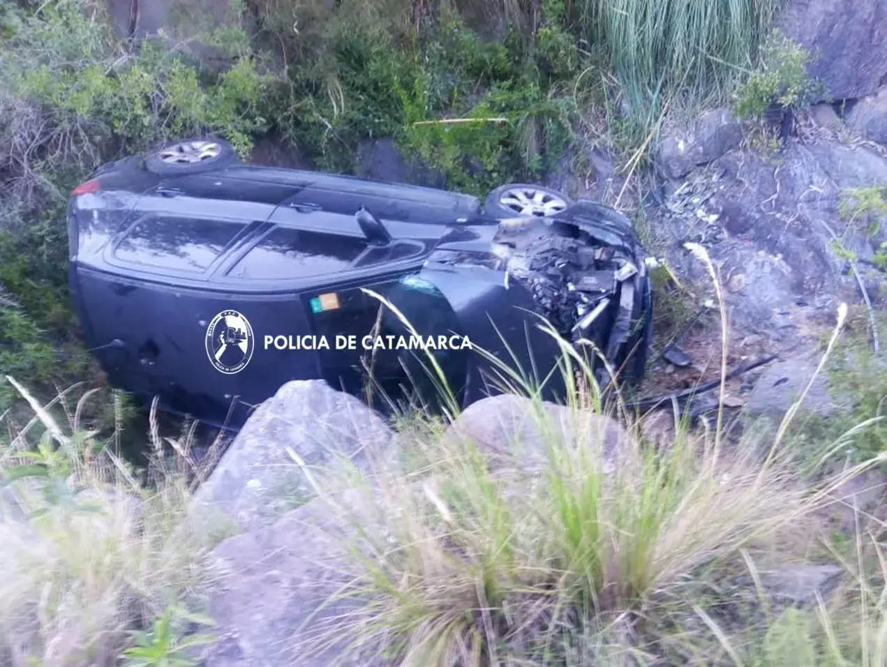 Vuelco en Ambato: cayó a un precipicio de 15 metros