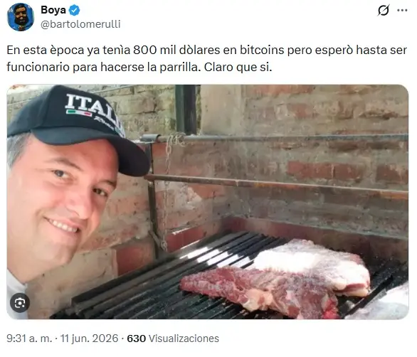 Manuel Adorni sacándose una selfie con gorra mientras cocina carne en una parrilla.