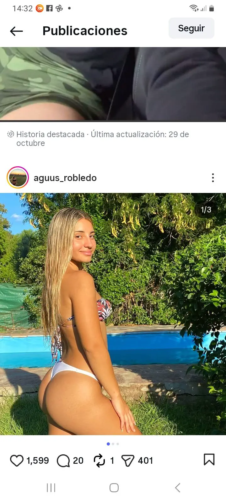 Una chica rubia en bikini posa de perfil en el pasto junto a una pileta.