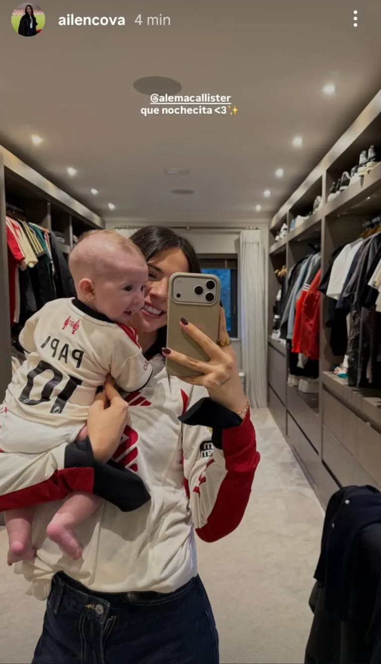 Ailén Cova se saca una selfie en el vestidor sosteniendo a un bebé en brazos.
