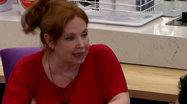 Andrea del Boca vestida con remera roja hablando en la cocina de la casa de Gran Hermano.