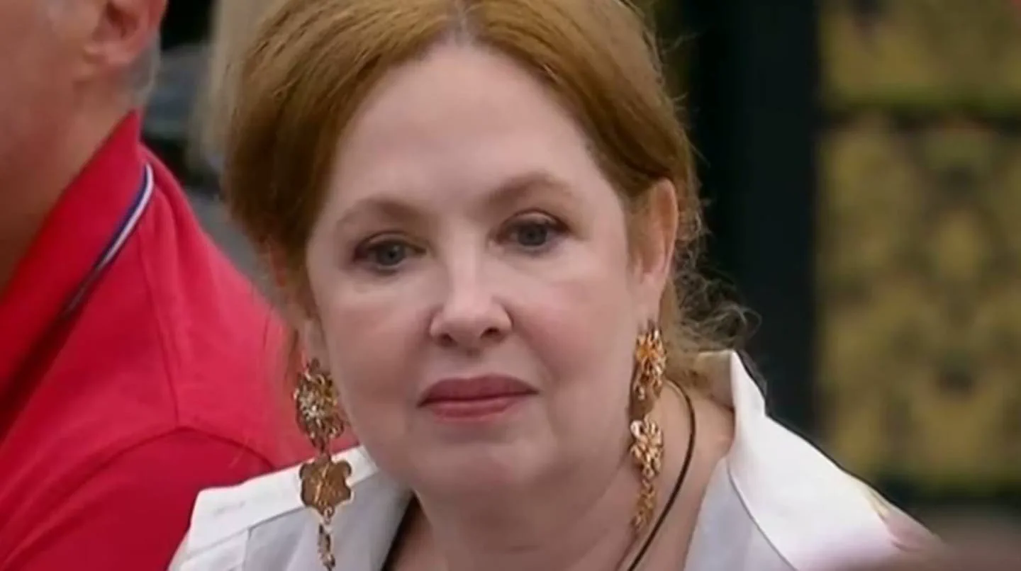 Andrea del Boca mira al frente luciendo aros largos colgantes y una prenda clara.