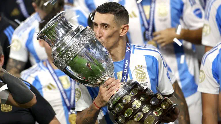 Ángel Di María besa el trofeo de la Copa América con la camiseta de la Selección argentina.
