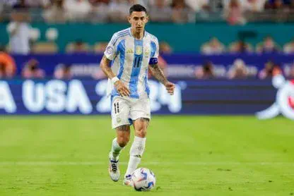 Angel Di Maria con la camiseta de la seleccion argentina durante un partido de futbol.