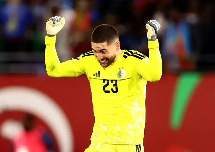 El arquero de la selección de Argelia Anthony Mandrea festeja con ambos puños en alto.