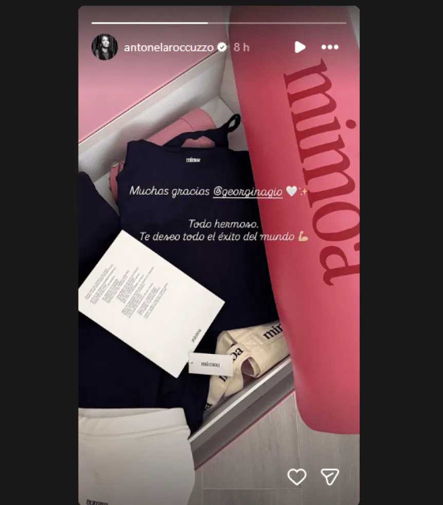 Una caja con indumentaria deportiva y una nota de agradecimiento en una historia de Instagram.