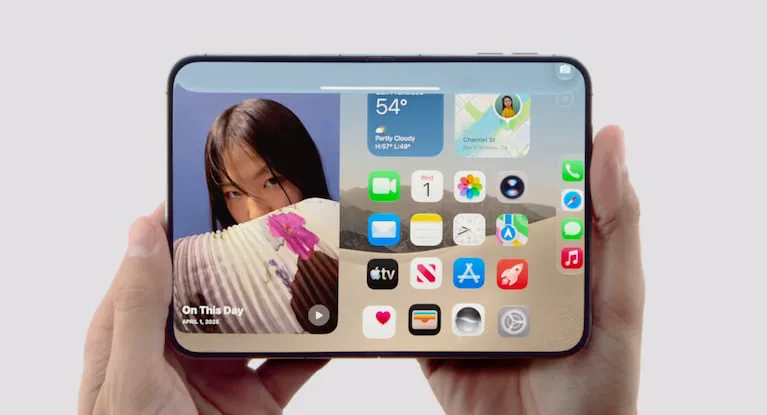 Dos manos sostienen un dispositivo plegable abierto que muestra una pantalla de inicio con aplicaciones y widgets.