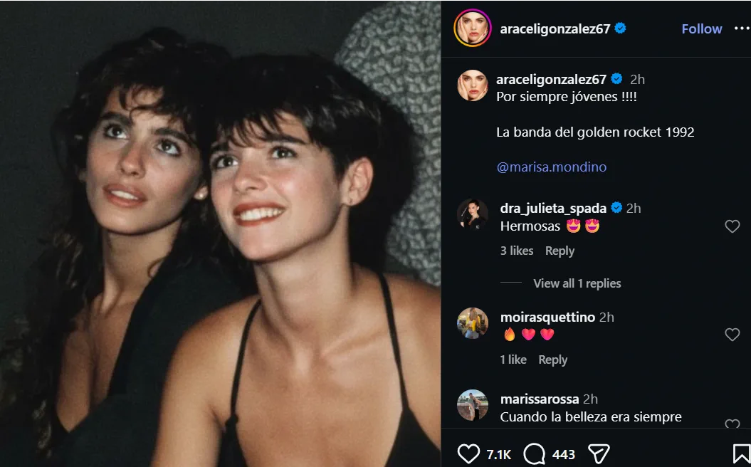 Dos mujeres jóvenes sonriendo y mirando hacia arriba en una publicación de redes sociales.